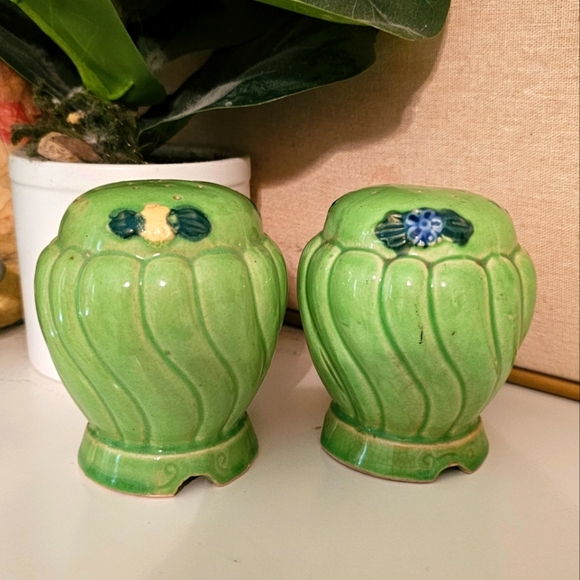 Vintage Kitchen Green Japanese Majolica Style Shaker Salt and Pepper Shakers - Picture 2 of 9